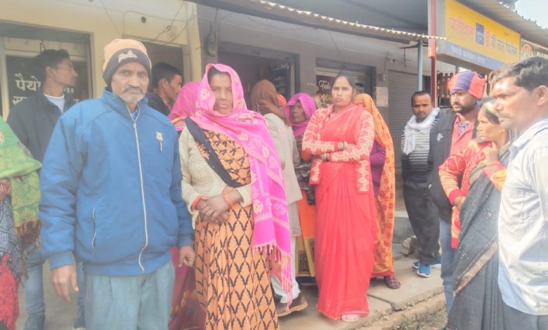 पति से विवाद के बाद पत्नी ने फांसी लगाकर जान दी, मायके वालों ने लगाया हत्या का आरोप 3 photo 15 1 3