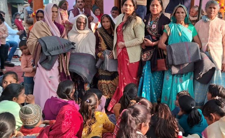 जिला पंचायत सदस्या सीमा संखवार ने बेसहारा व लाचार लोगों की मदद के लिए कंबल वितरण अभियान चलाया 1 photo 31 1 2