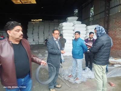 बंद पड़ी एक फैक्ट्री में छापेमारी के दौरान भारी मात्रा में दोना पत्तल का जखीरा बरामद 1 PHOTO 9 1 2