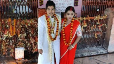 Photo of समलैंगिक युवतियों ने मंदिर में रचाई शादी, पेशे से थी डांसर