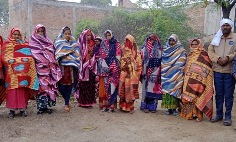 भीषण शीत लहर के चलते नवाकांति समिति के तत्वाधान में जरूरतमंदों को कंबल वितरित किए गए 3 photo 17 1 4