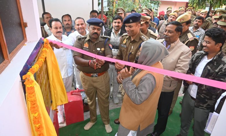 पुलिस अधीक्षक ने सट्टी थाने में नवनिर्मित विवेचना कक्ष का किया लोकार्पण, ग्राम चौकीदारों को वितरित की टॉर्च 7 SP1