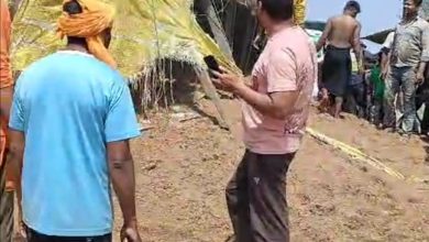 Photo of मोरंग लदा ट्रक पलटा, लगा जाम