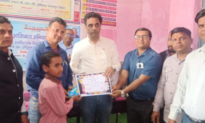 नन्हे वैज्ञानिकों को बीईओ और एसआरजी ने सौपें प्रशस्ति पत्र और पुरस्कार 5 2e595e41 d0d0 4d39 828d eb24093fabe6