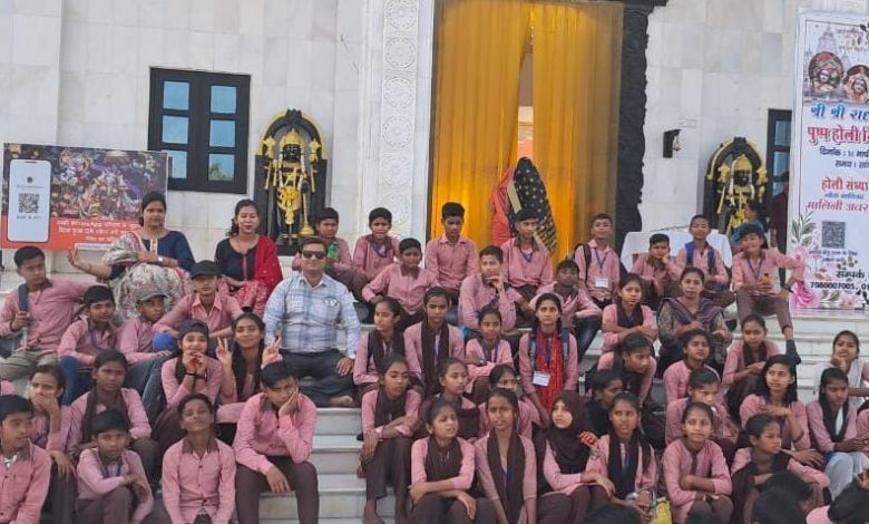 जिलाधिकारी ने परिषदीय स्कूलों के 100 बच्चों को एकदिवसीय शैक्षणिक भ्रमण हेतु बस को दिखाई हरी झंडी 9 photo 6