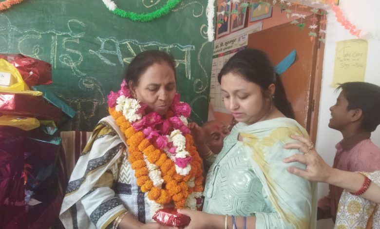 शिक्षिका को सेवानिवृत्ति पर दी गई अनूठी विदाई, श्रेष्ठ सेवाओं की हुई सराहना 1 d750098f 2eda 4a59 b8b2 e70a3aa99e6a