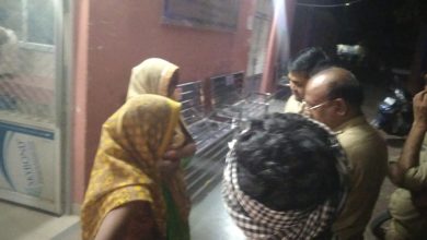 Photo of संदिग्ध परिस्थितियों में युवक की हुई मौत: पोस्टमार्टम ना कराने के लिए घंटों पुलिस और डॉक्टर के हाथ जोड़ती रही पत्नी