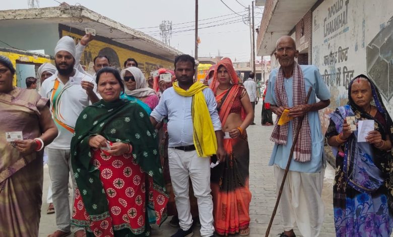 दिव्यांगों और बुजुर्गों ने भी दिखाया उत्साह 1 photo 11 1 1