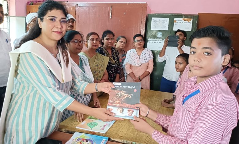 पुस्तक वितरण का हुआ शुभारंभ, बीएसए ने बच्चों को बांटी पुस्तकें 1 2f5cfc63 7271 4978 807b 5def1061290f 24
