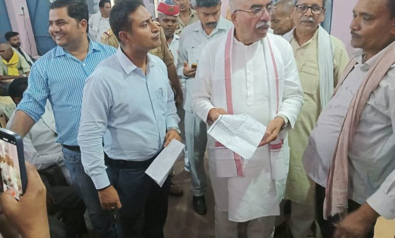 कैबिनेट मंत्री राकेश सचान के द्वारा जनता दरबार लगाकर दूर दराज से आए लगभग ढाई सौ फरियादियों की समस्याएं सुनी गई 1 816665f4 2e6c 4321 a487 9741e51fb8a0
