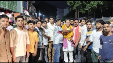 Photo of चकिया: जीत दर्ज करते ही प्रदेश सचिव ने बाटी मिठाईयां, समर्थकों ने माला पहनाकर किया जोरदार स्वागत, एक दूसरे का कराया मुंह मीठा, कहा यह जीत नौजवान, किसान, मजदूर, बेरोजगार, माताएं व बहनों की….