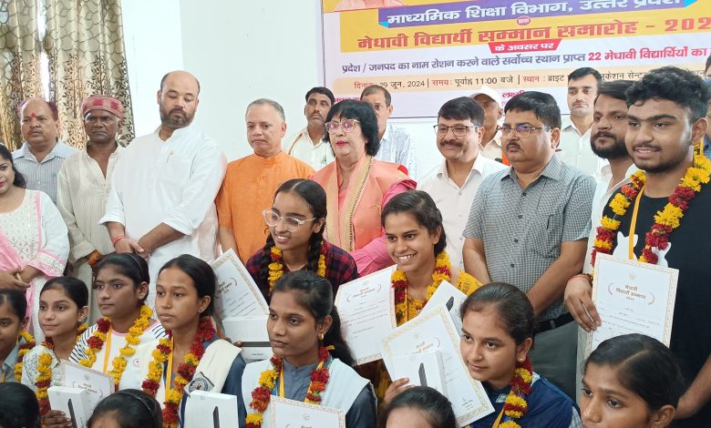 मेधावी छात्र-छात्राओं को टैबलेट एवं प्रशस्ति पत्र किये गए वितरित 1 PHOTO 11