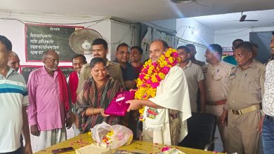 Photo of थाना प्रभारी का स्थानांतरण होने पर दी गई भावभीनी विदाई 