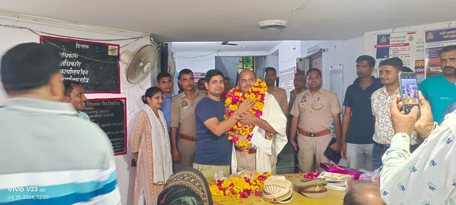 थाना प्रभारी का स्थानांतरण होने पर दी गई भावभीनी विदाई 8 B2