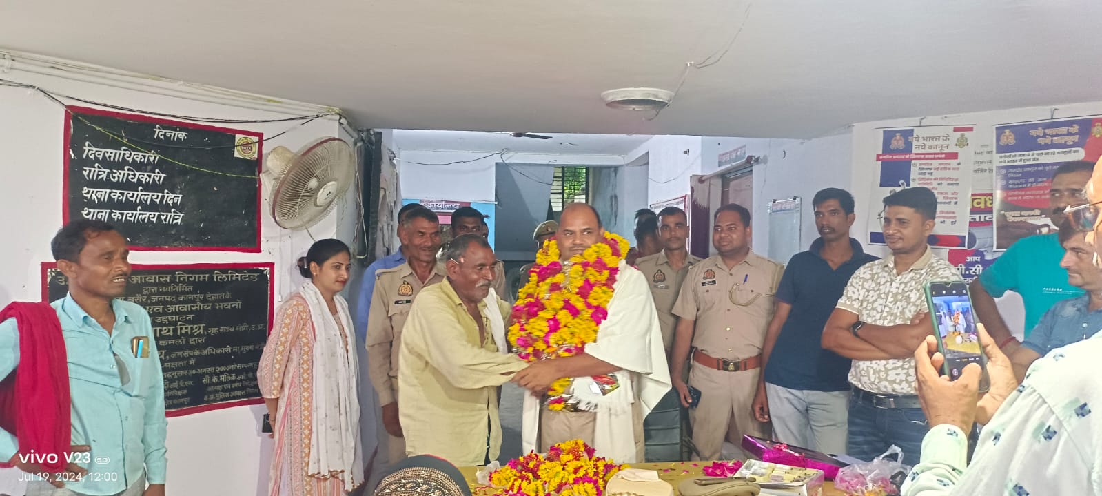 थाना प्रभारी का स्थानांतरण होने पर दी गई भावभीनी विदाई 9 B3