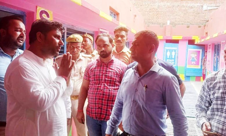 बिना मान्यता के संचालित विद्यालय को एसडीएम भोगनीपुर ने कराया सीज 5 photo 13 1 3