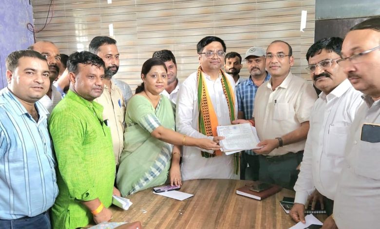 स्नातक विधायक अरुण पाठक ने बीएसए कार्यालय पहुंच कर रखी शिक्षकों की समस्याएं 3 photo 7 1 6