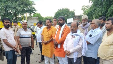 Photo of भाजपा कार्यकर्ता राजू शर्मा के निधन पर विधायक महेश त्रिवेदी ने श्रद्धान्जलि देने पहुंचे खेरेश्वर घाट