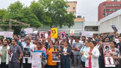 Photo of कोलकाता चिकित्सक दुष्कर्म-हत्या मामला:डॉक्‍टरों के हाथों में काली पट्टी,मरीजों की लगी भारी भीड़,यूपी पर हड़ताल का ये पड़ा असर