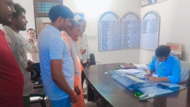 Photo of ग्रामीणों ने रोड के दुर्दशा की शिकायत उपजिलाधिकारी से की