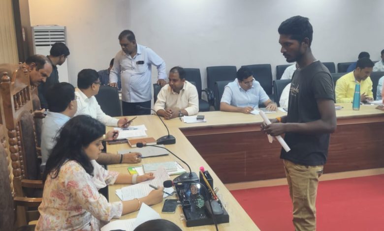 सीडीओ ने तहसील अकबरपुर में सुनी लोगों की समस्यायें, शिकायतों के समयवद्ध निस्तारण के दिये निर्देश 1 IMG 20240803 WA0031