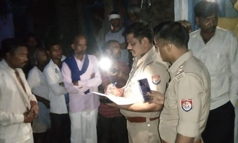 संदिग्ध परिस्थितियों में फांसी पर लटकता मिला अधेड़ का शव,परिजनों में कोहराम,पुलिस जांच में जुटी 1 photo 35