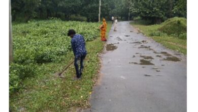 Photo of शहाबगंज: वनभीषमपुर गांव में मनरेगा के तहत बड़े पैमाने पर भ्रष्टाचार, मौके पर मजदूर की संख्या मात्र 1, कागजों में 63 कर रहे काम…..एक ही फोटो को तोड़ मरोड़ कर कई दिन दी जा रही मनरेगा साइट पर हाजिरी……ग्रामीणों का आरोप सेक्रेटरी साहब भी लेंते हैं हिस्सा…..
