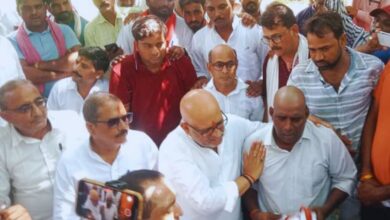 Photo of जौनपुर : मंगेश यादव के घर पहुंचे अजय राय, बोले- हाईकोर्ट के सिटिंग जज से कराई जाए न्यायिक जांच