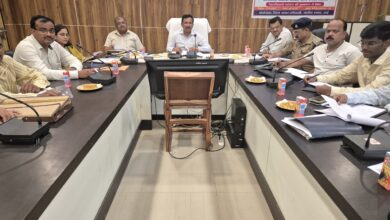 Photo of कोंच बस स्टैण्ड के पास सुहाग महल के सामने मार्ग पर गड्डो को तत्काल ठीक कराए : जिलाधिकारी