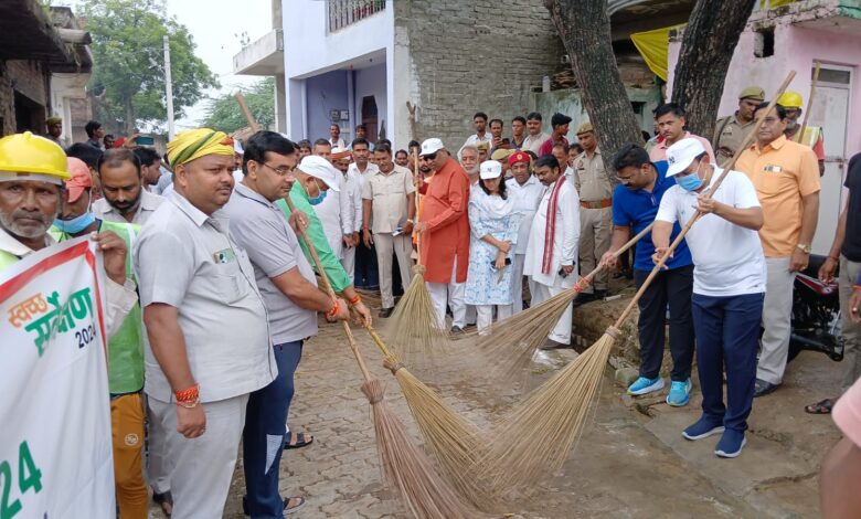 प्रभारी मंत्री ने धराऊ मलिनबस्ती में झाडू लगाकर किया श्रमदान, दिया संदेश 1 photo 18 1 1