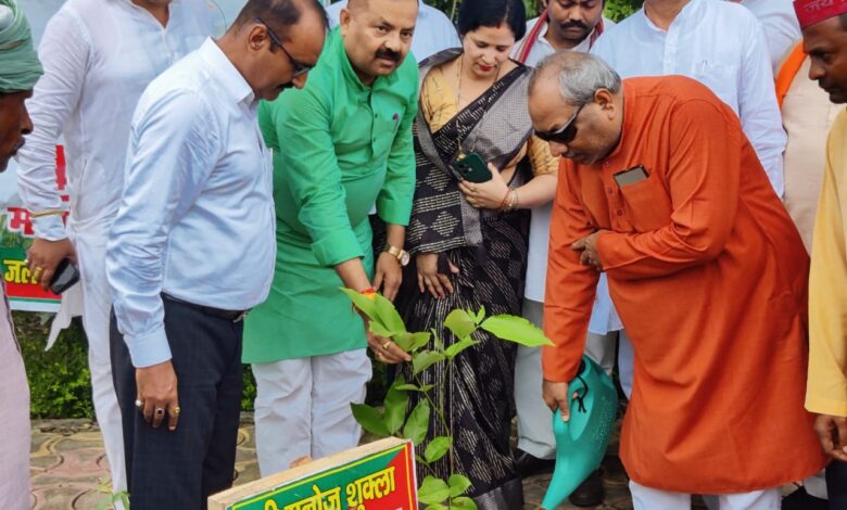 प्रभारी मंत्री डा0 संजय कुमार निषाद ने सर्किट हाउस के प्रांगण में किया पौधरोपण 3 photo 21 1 1