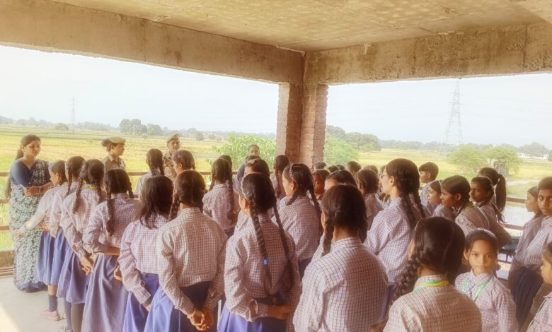 मिशन शक्ति अभियान फेज 5 के तहत टी आर डी स्कूल में छात्राओं,बालिकाओं को किया गया जागरूक,दी गई टोल फ्री नंबरों की जानकारी 3 IMG 20241021 WA0061