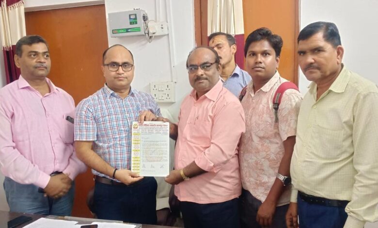 दीपावली के पूर्व वेतन एवं रसोंइया मानदेय सहित लंबित समस्याओं को लेकर शैक्षिक महासंघ ने उच्चाधिकारियों को सौंपे ज्ञापन 5 IMG 7495 7