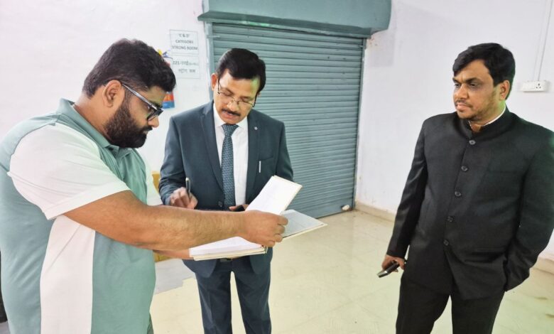ईवीएम और वीवीपैट गोदाम का नियमित निरीक्षण सुनिश्चित कर रहा जिला प्रशासन 3 dm jalun 1