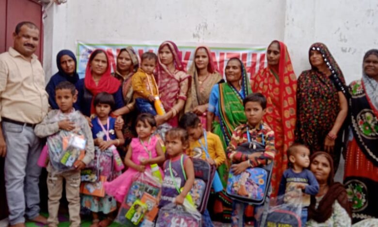 नवाकांति समिति के तत्वाधान में जरूरतमंद नन्हें मुन्ने बच्चों की वितरित की गई पठन पाठन सामग्री,बच्चों के खिले चेहरे 3 photo 15 1 5