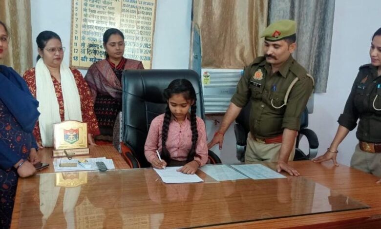 छात्रा "जोया" बनी एक दिन की थाना इंचार्ज, मिशन शक्ति के तहत पुलिस के प्रति डर दूर करने का प्रयास 1 photo 12 1 2