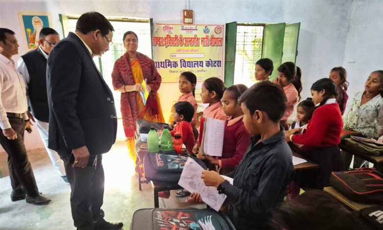 जिलाधिकारी ने प्राथमिक विद्यालय और पुस्तकालय का किया निरीक्षण, बच्चों को किया प्रोत्साहित 1 dmg