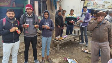 Photo of पुखरायां में ठंड से राहत के लिए चाय वितरण का आयोजन