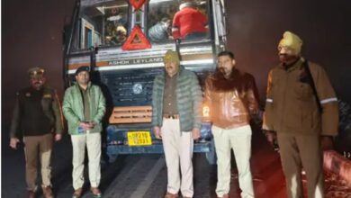 Photo of कानपुर देहात में पुलिस ने गौवंश से भरा ट्रक पकड़ा, आरोपी फरार