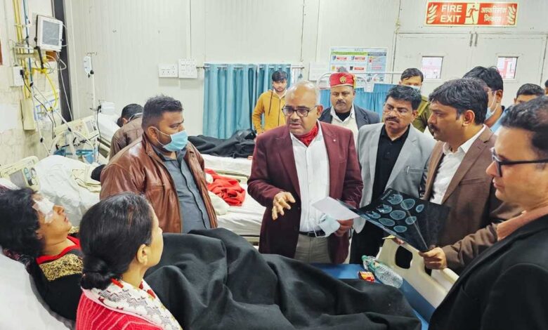 फतेहपुर बस दुर्घटना में घायल मरीजों का हाल जानने पहुंचे जिलाधिकारी जितेन्द्र प्रताप सिंह 3 dm 6