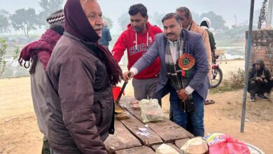 Photo of कानपुर देहात में खिचड़ी वितरण कर दिया गया सामाजिक समरसता का संदेश