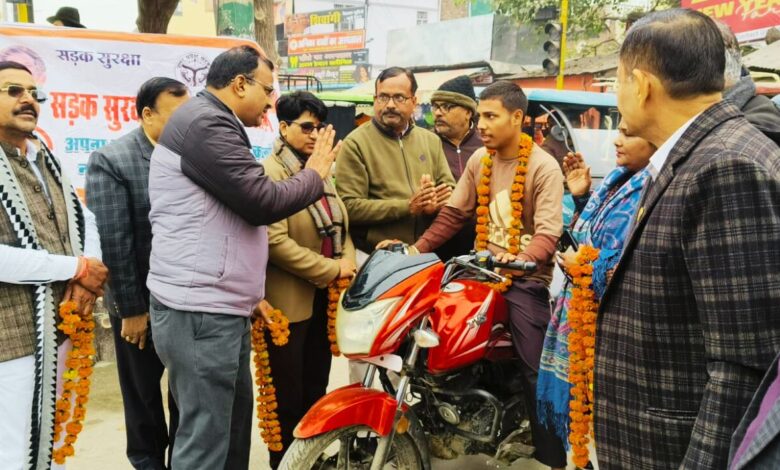 गुडसेमेरिटन पुरस्कार विजेताओं ने उरई में चलाया सुरक्षा जागरूकता अभियान 1 orai 1