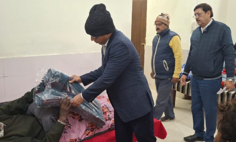 शीतलहर के मद्देनज़र मंडलायुक्त ने किया रैन बसेरों का निरीक्षण, जरूरतमंदों को बांटे कंबल 1 photo 1