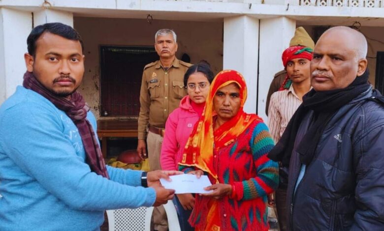 कानपुर देहात: शहीद सुधीर कुमार यादव के परिवार को 50 लाख रुपये की अनुग्रह राशि प्रदान 3 photo 18 1 2