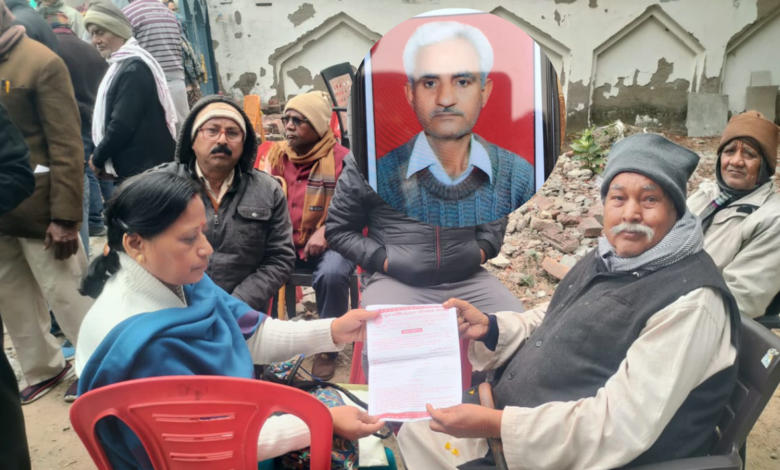 सेवानिवृत्त जूनियर इंजीनियर ओमप्रकाश सिंह यादव का पार्थिव शरीर कन्नौज मेडिकल कॉलेज भेजा गया 3 png 3