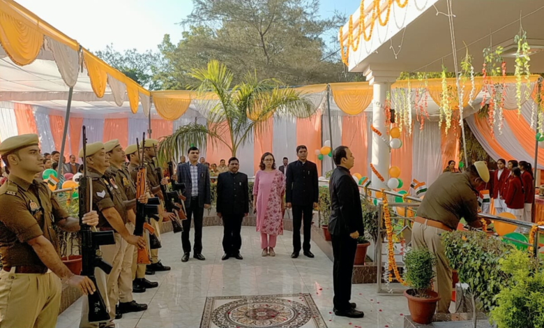 जिलाधिकारी ने कलेक्ट्रेट परिसर में किया ध्वजारोहण, स्वतंन्त्रता संग्राम सेनानियों, शहीदों के परिजनों को किया सम्मानित 5 देहात 5