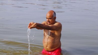 Photo of जिलाधिकारी ने माघी पूर्णिमा पर सरसैया घाट में किया स्नान, व्यवस्थाओं का लिया जायजा