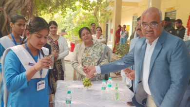 Photo of राष्ट्रीय कृमि मुक्ति दिवस पर जिलाधिकारी ने बच्चों को खिलाई दवा