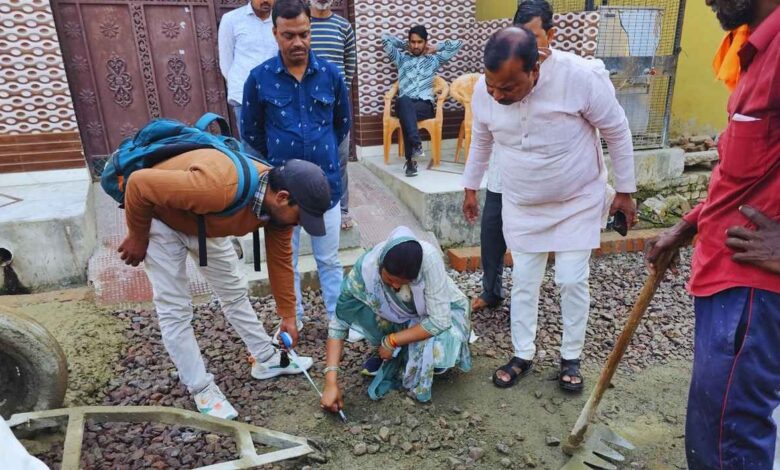 पालिकाध्यक्ष पूनम दिवाकर और उनके पति करूणाशंकर दिवाकर ने सीसी रोड निर्माण का निरीक्षण किया 3