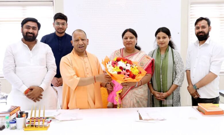 कानपुर देहात भाजपा जिलाध्यक्ष रेणुका सचान ने मुख्यमंत्री योगी आदित्यनाथ से की मुलाकात, विकास कार्यों पर हुई चर्चा 1 FB IMG 1743184301820 1
